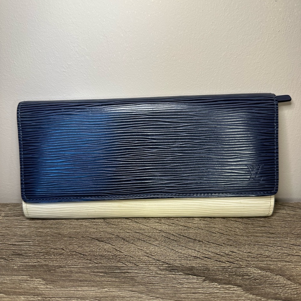 Louis Vuitton international wallet